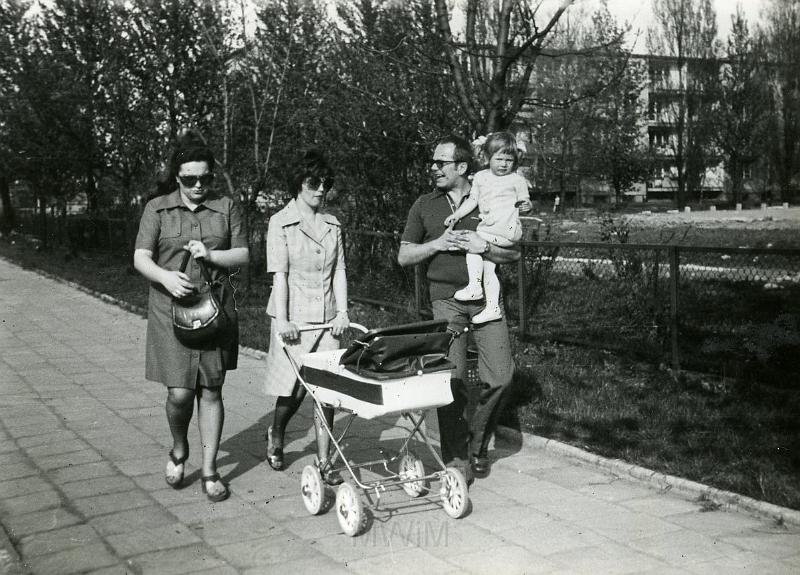 KKE 2398.jpg - Fot. Na spacerze. Od lewej: Ewa Ostapiuk, Teresa Kołakowska, Janusz Kołakowski z Igą Kołakowską, Olsztyn, 1976 r.